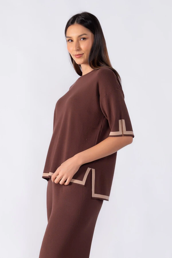 Blusa ampla com detalhe em listra na manga e barra