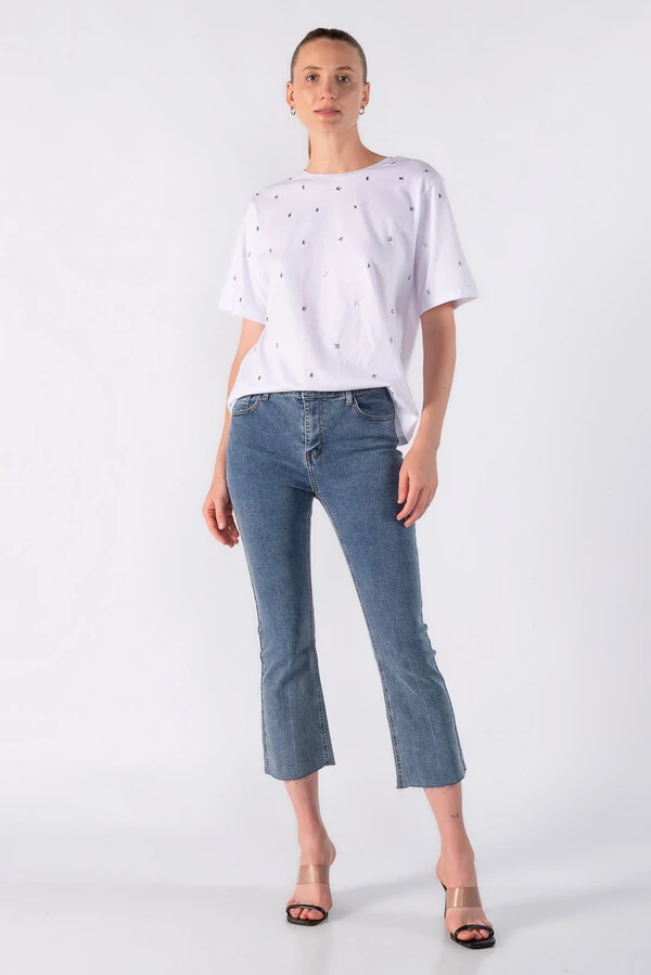 Blusa basica com apliques