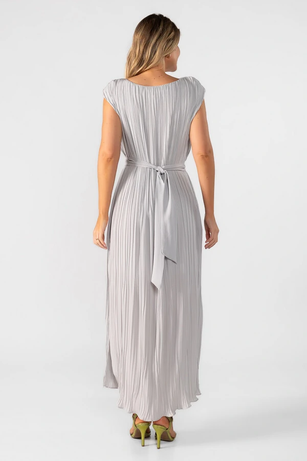 Vestido midi plissado com ombreiras