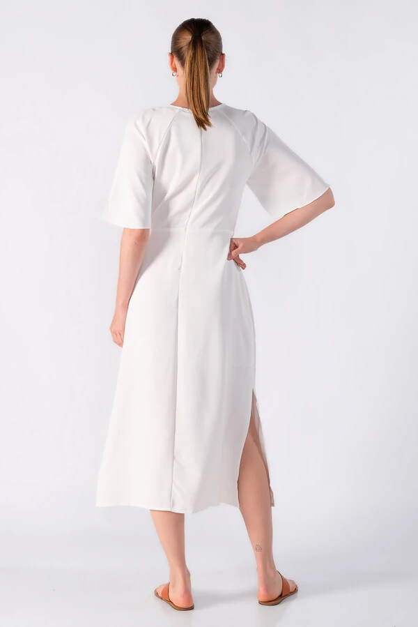 Vestido midi com transpasse na cintura