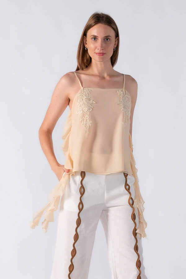 Blusa com aplicação em renda e babados laterais