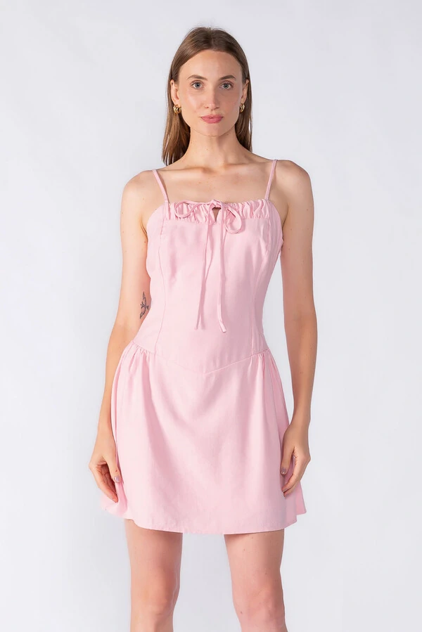 Vestido curto alca fina e amarraco no decote