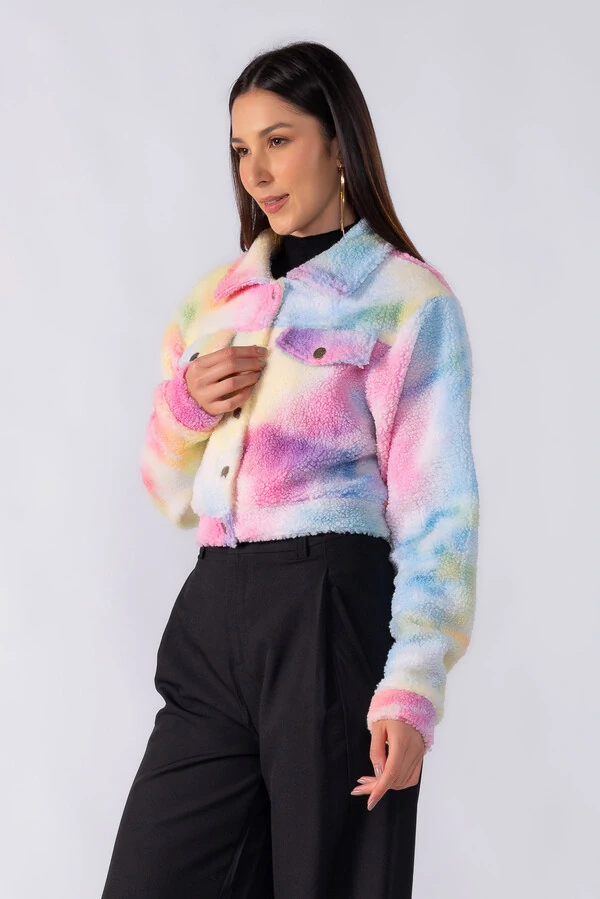 Jaqueta cropped teddy com botoes