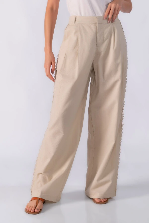Calça com aplicações laterais