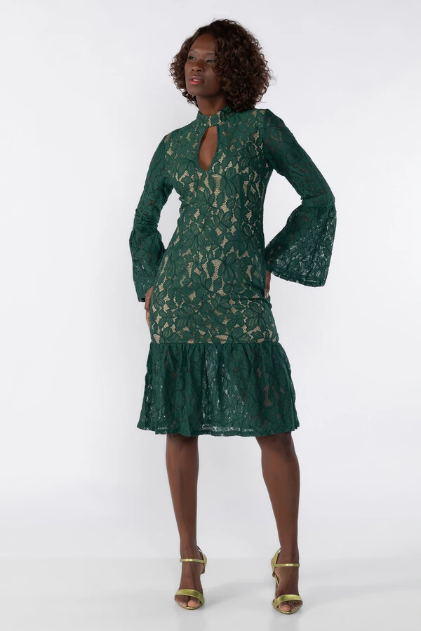 Vestido de renda com fundo bege