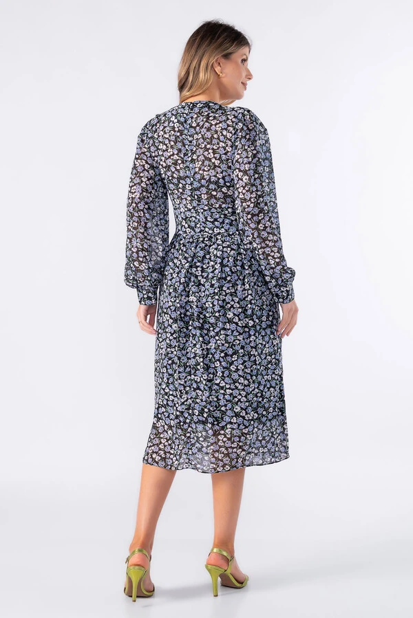 Vestido midi de manga longa e pregas na cintura