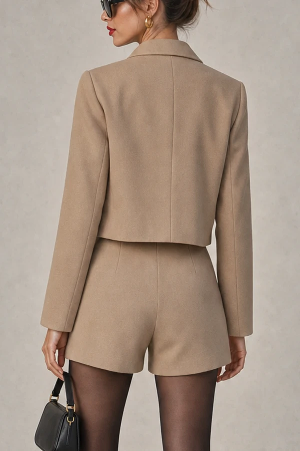 Conjunto blazer cropped e shorts em lã batida