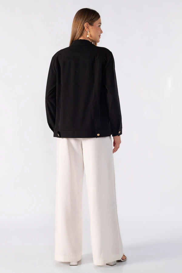 Casaco com bolso e botoes dourados