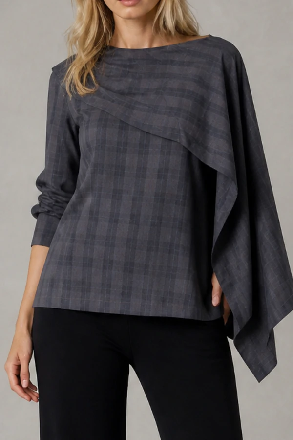 Blusa manga longa com capa sobreposta