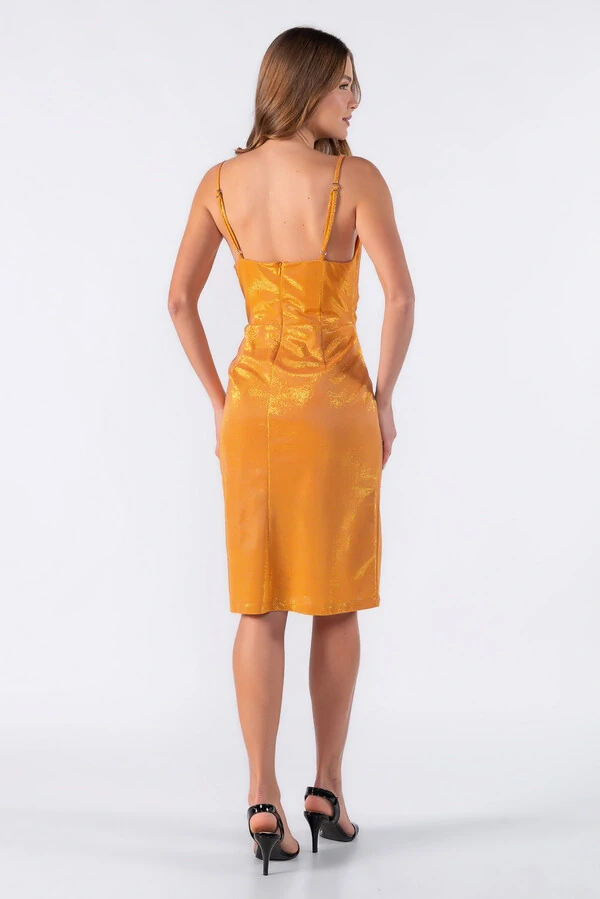 Vestido curto metalizado com decote transpassado
