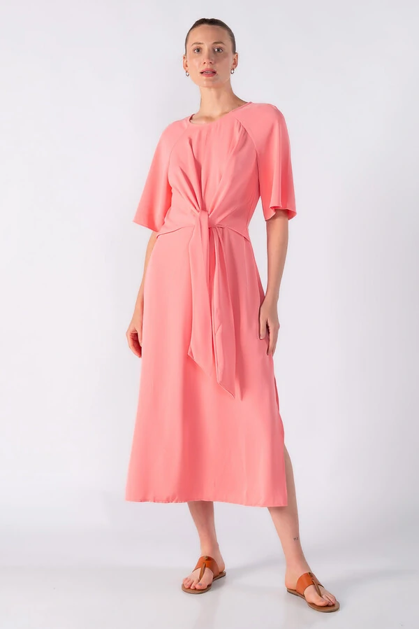 Vestido midi com transpasse na cintura