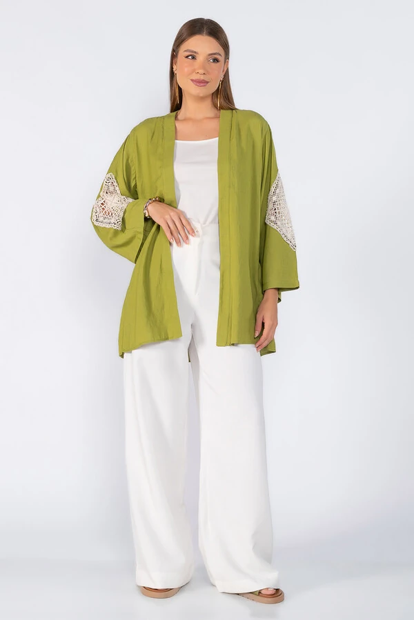 Kimono com detalhe bordado na manga