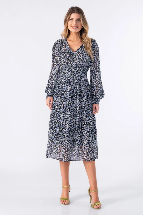 Vestido midi de manga longa e pregas na cintura