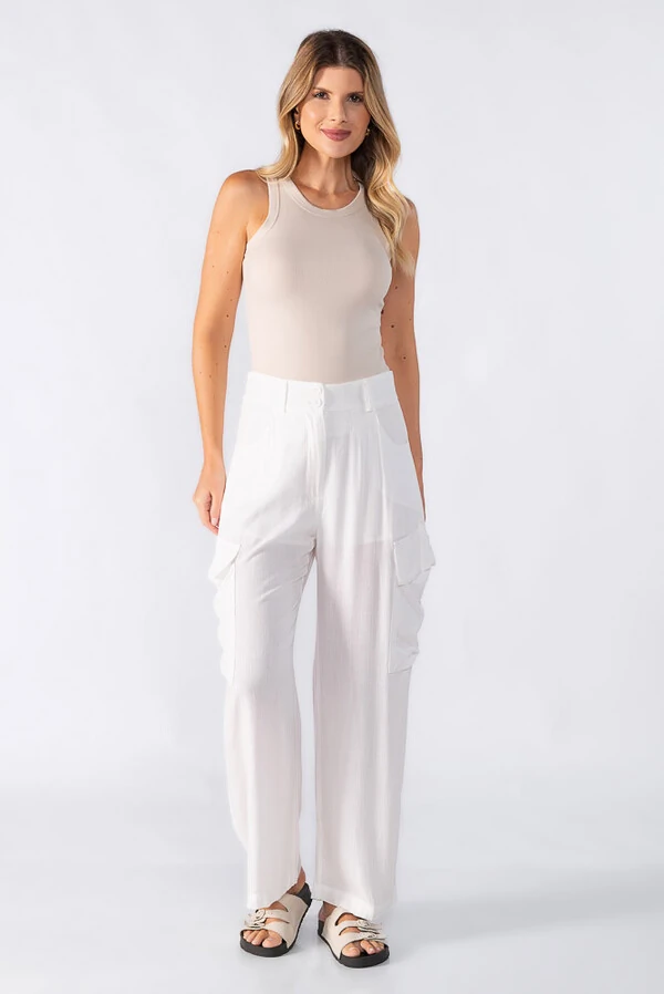 Calca pantalona com cinto e bolsos laterais