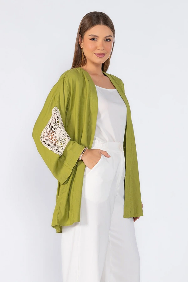 Kimono com detalhe bordado na manga