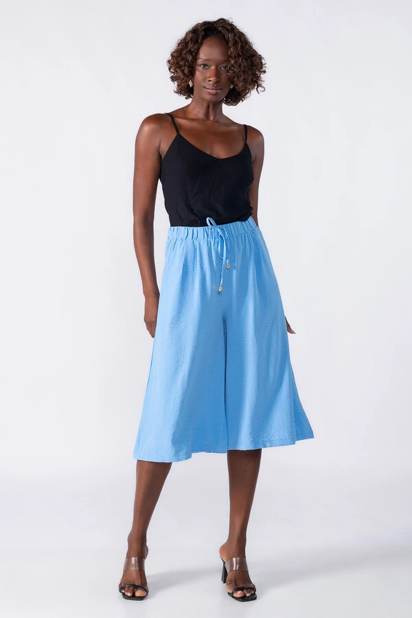 Calca pantacourt com bolsos