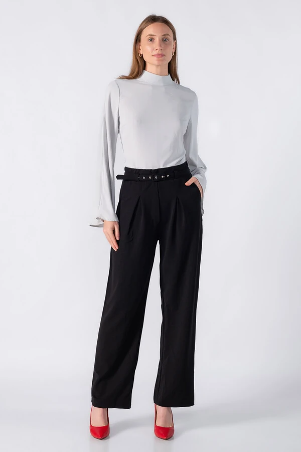 Calca pantalona em crepe com pregas