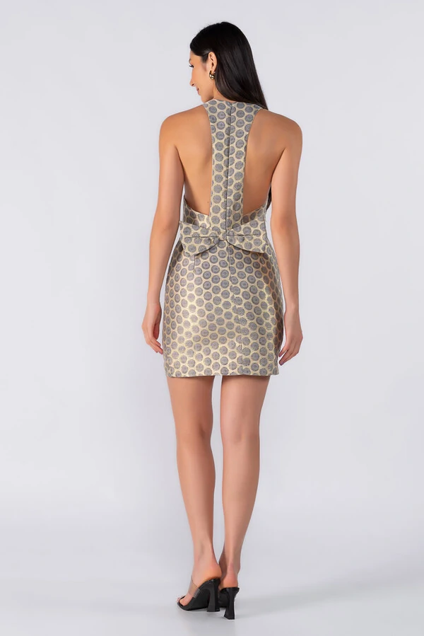 Vestido curto com detalhe nas costas