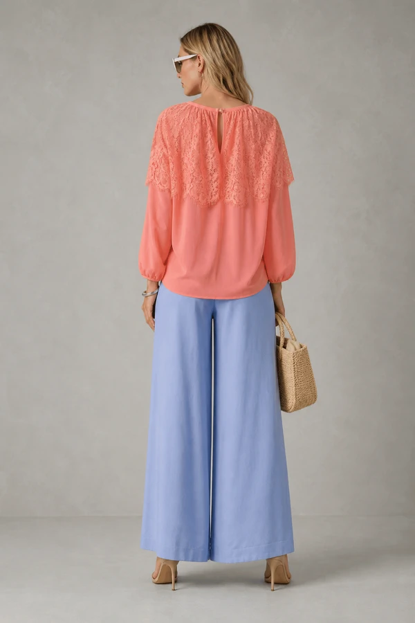 Blusa Gola com Detalhe em Renda