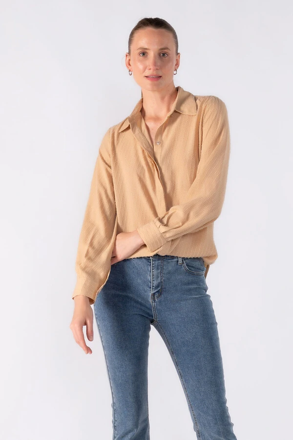 Camisa com textura e detalhe em lurex