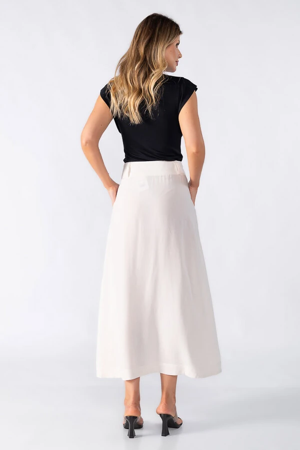 Saia midi evase com bolsos