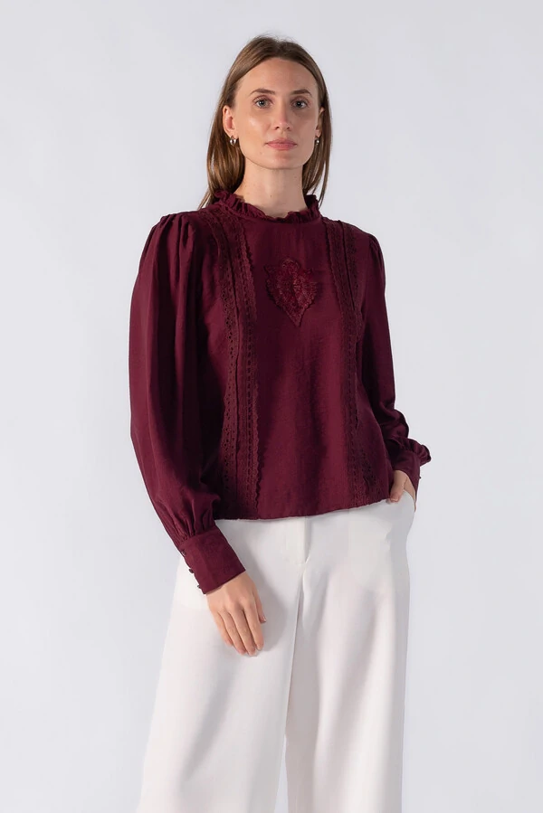 Blusa com babado e manga bufante