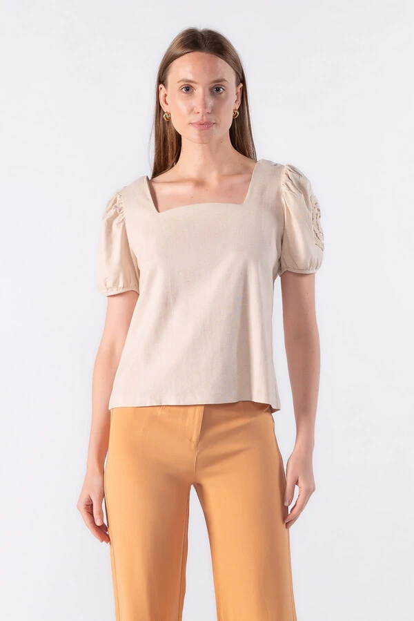 Blusa decote quadrado e aplicacao na manga