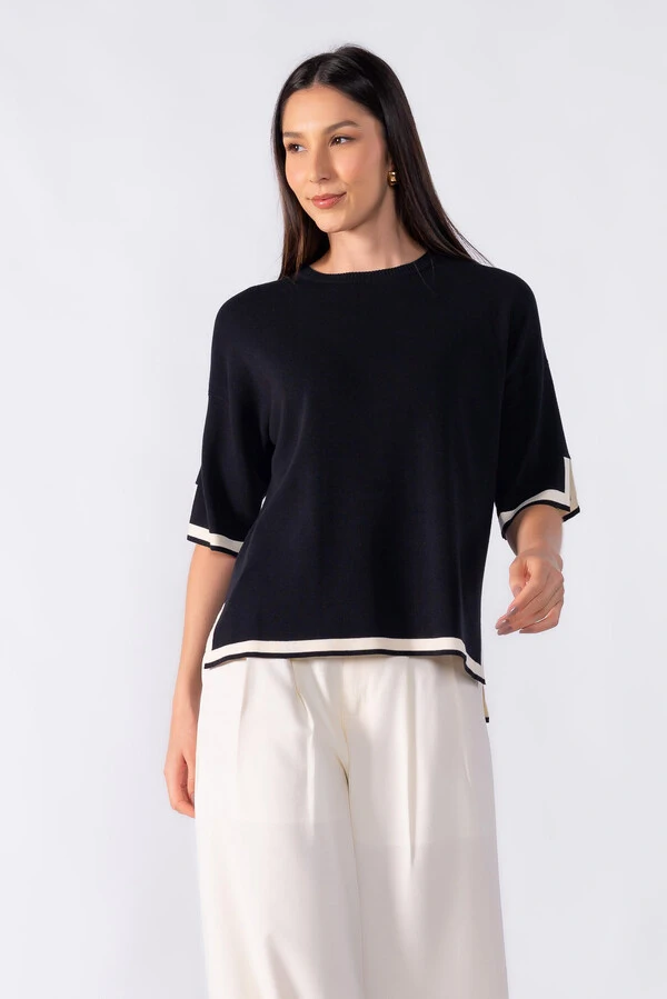 Blusa ampla com detalhe em listra na manga e barra