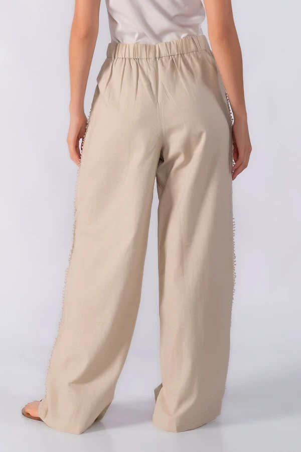 Calça com aplicações laterais