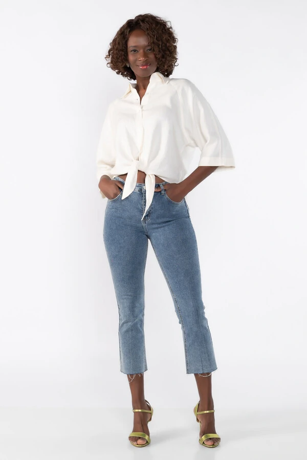 Calca jeans reta com barra desfiada