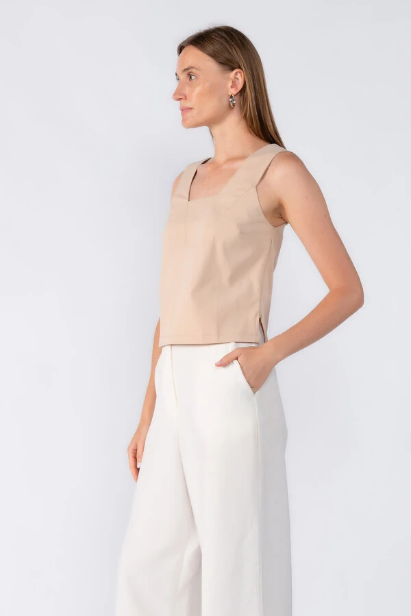 Blusa regata em alfaiataria acinturada