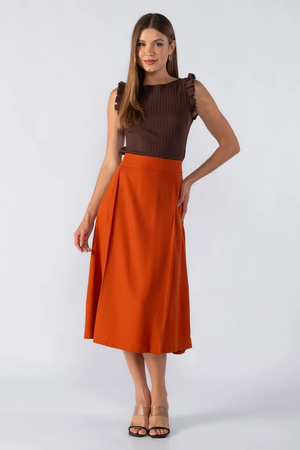 Saia midi evase com detalhes em pregas