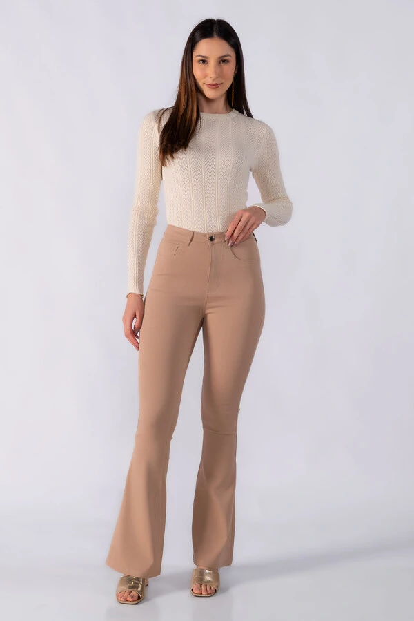 Calca flare classica com bolsos