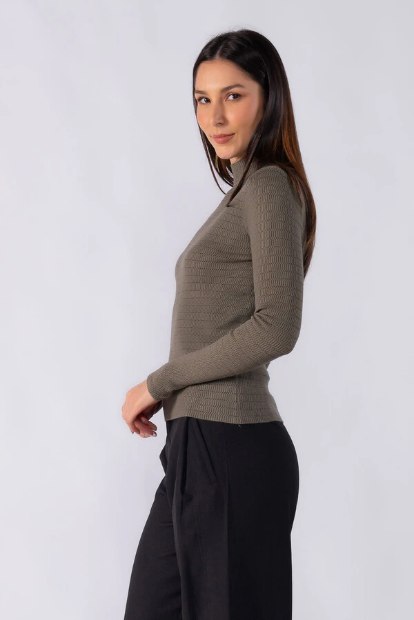 Blusa texturizada gola alta