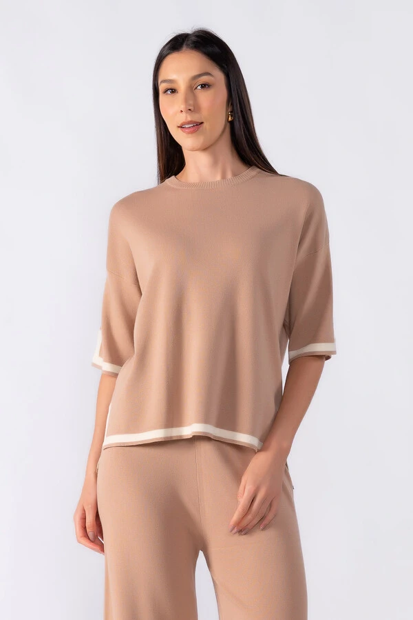 Blusa ampla com detalhe em listra na manga e barra