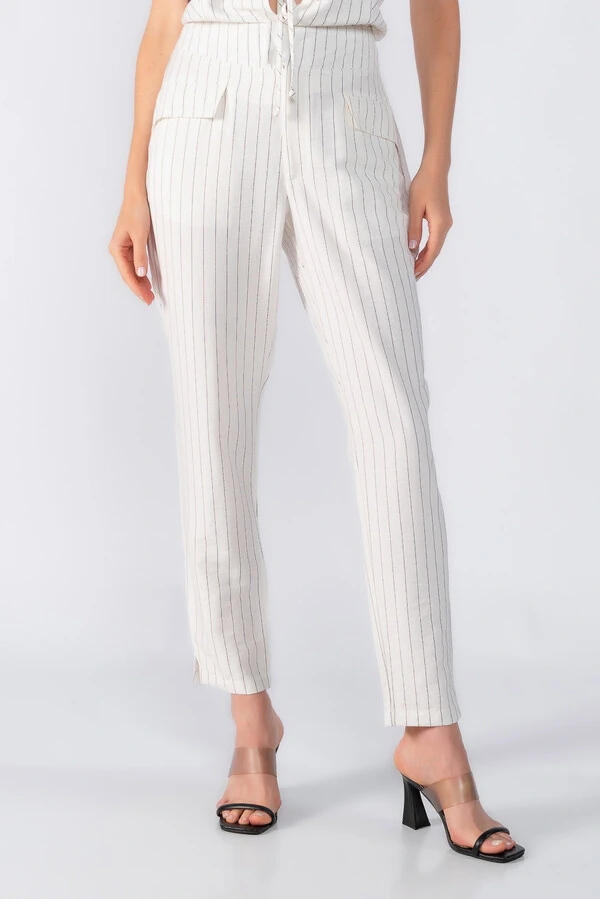 Calça risca de giz com bolso frontal