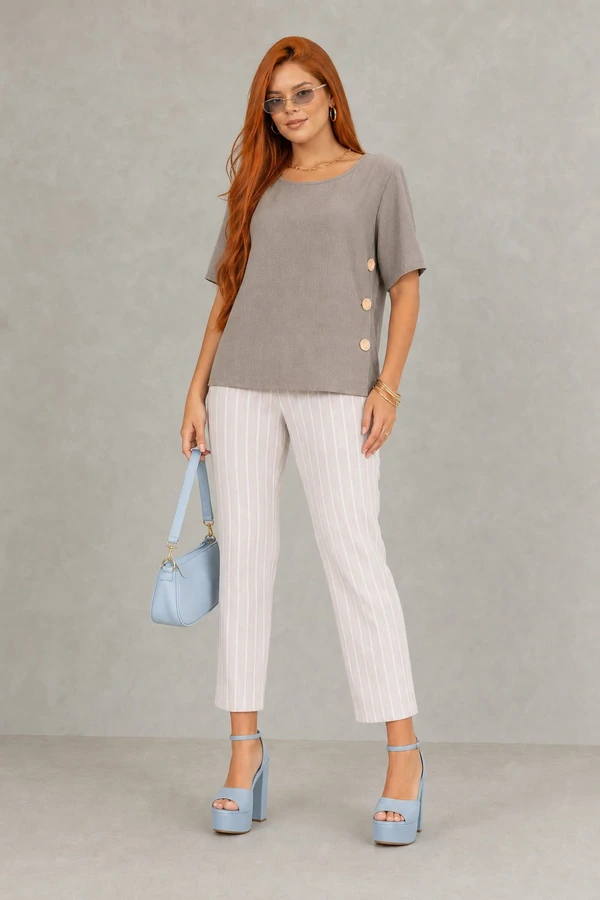 Blusa em viscose com detalhe de botões laterais