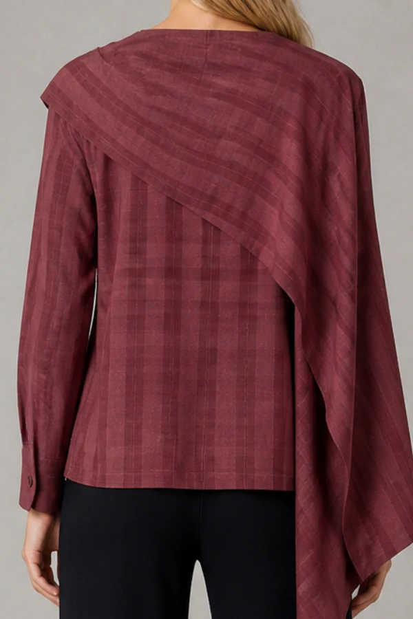 Blusa manga longa com capa sobreposta
