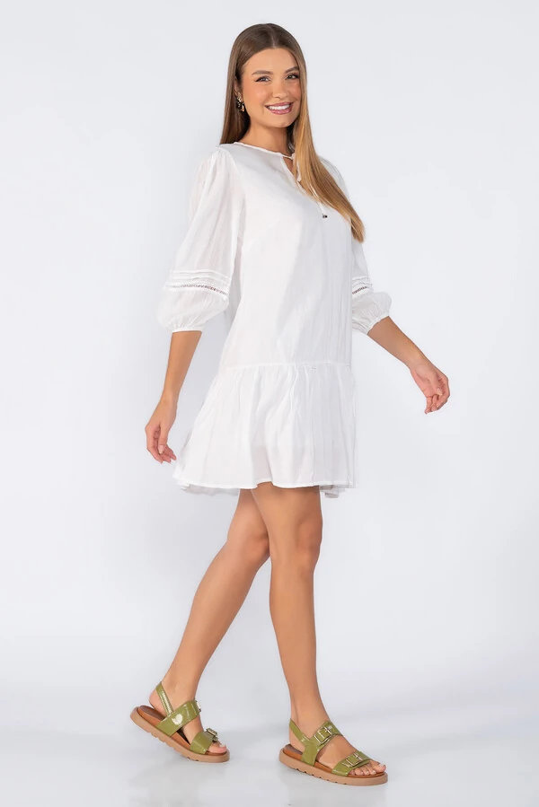 Vestido com manga bufante com detalhes