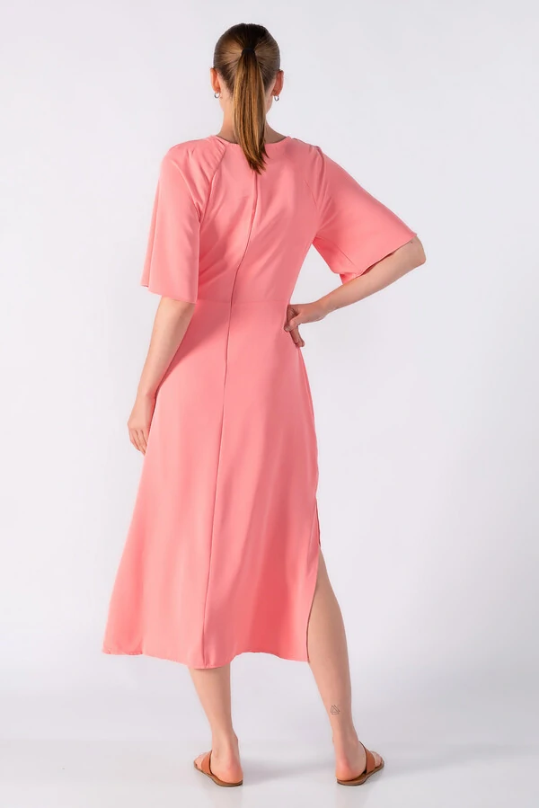 Vestido midi com transpasse na cintura