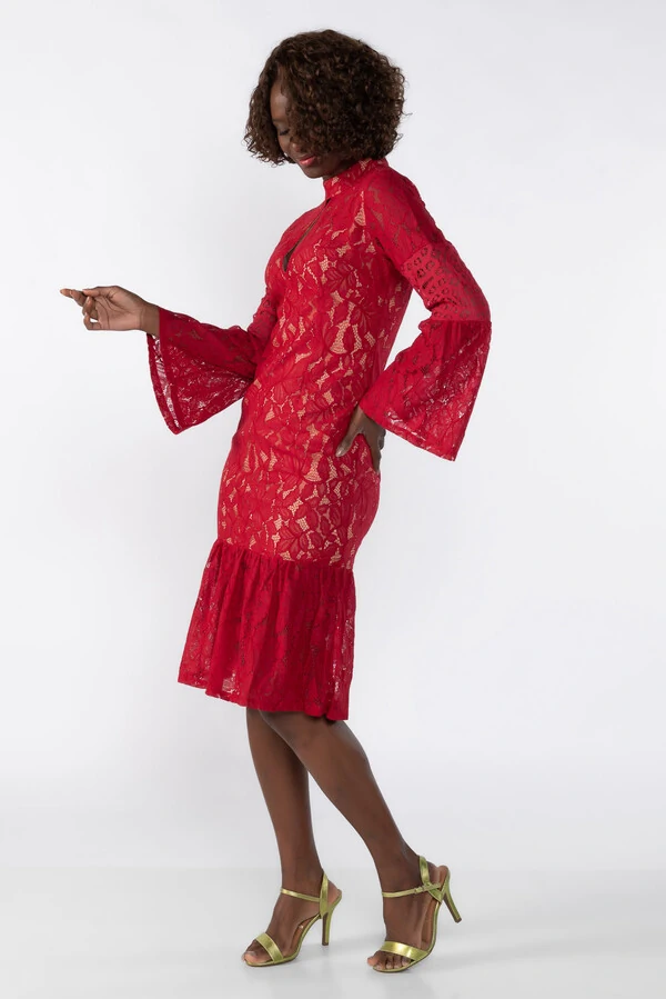 Vestido de renda com fundo bege