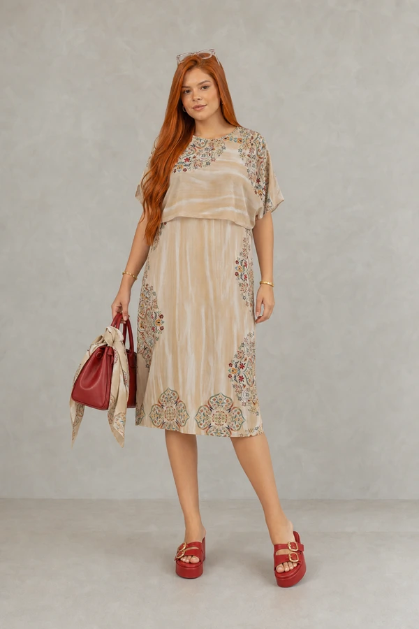 Vestido com detalhe capa em tule