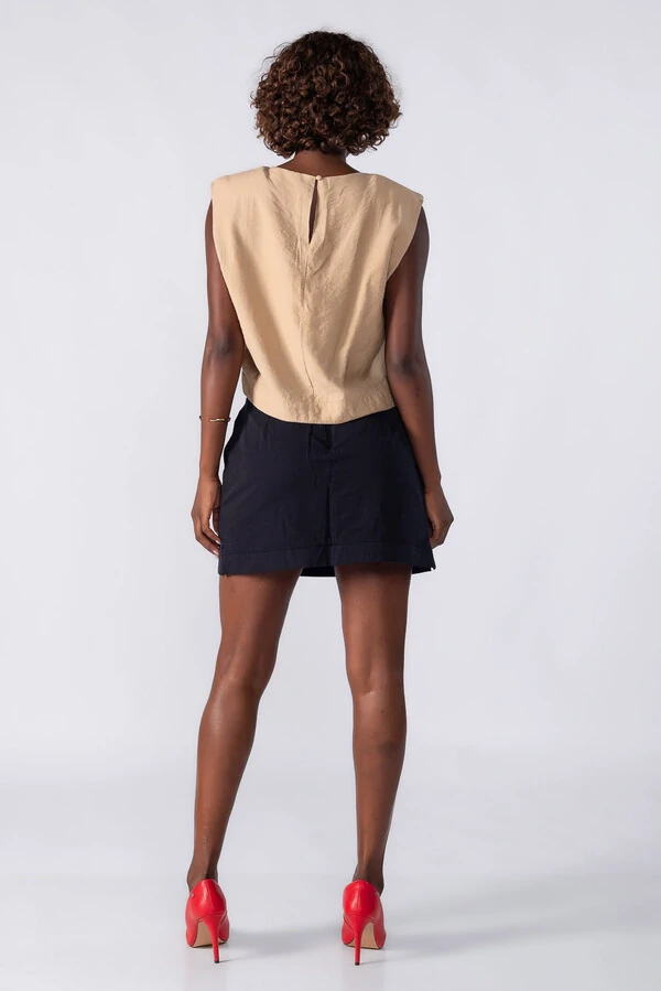 Blusa de alfaiataria com ombreiras