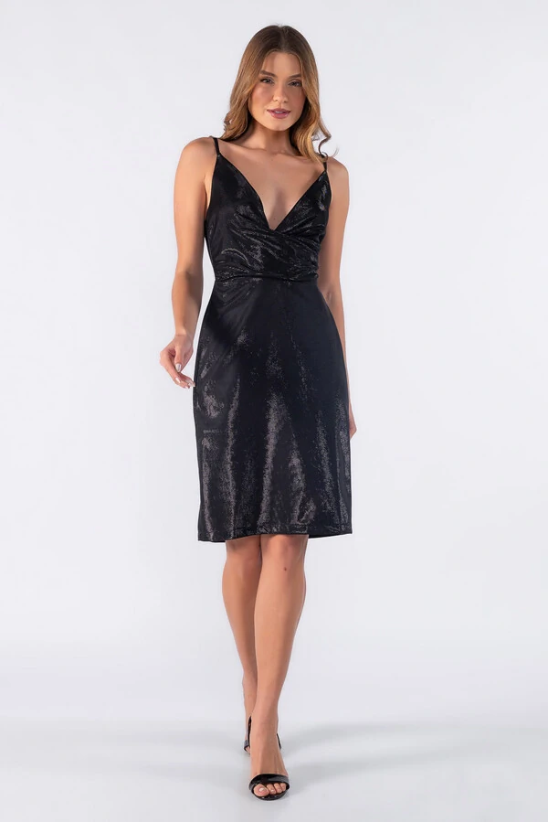 Vestido curto metalizado com decote transpassado