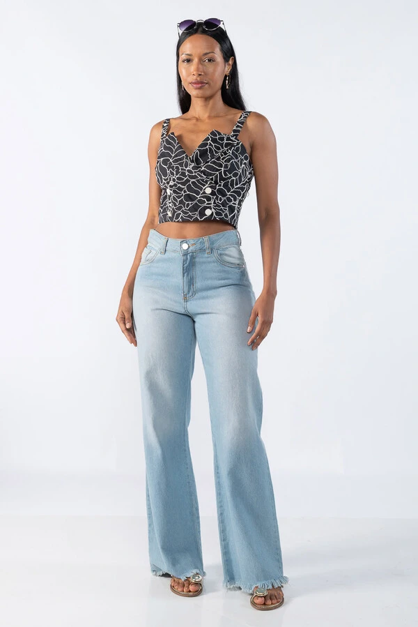 Blusa com Bordado e Botões