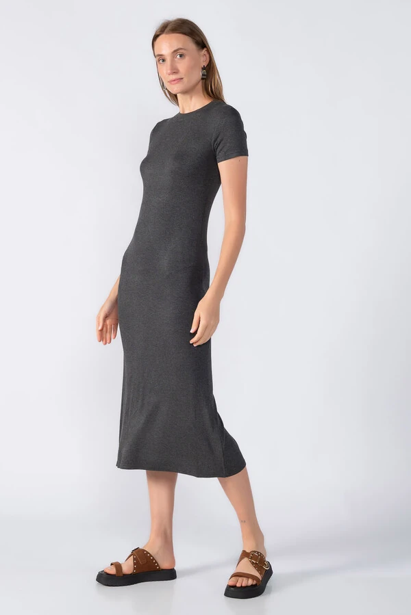 Vestido midi manga curta canelado