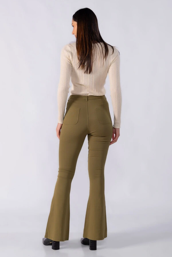 Calca flare classica com bolsos