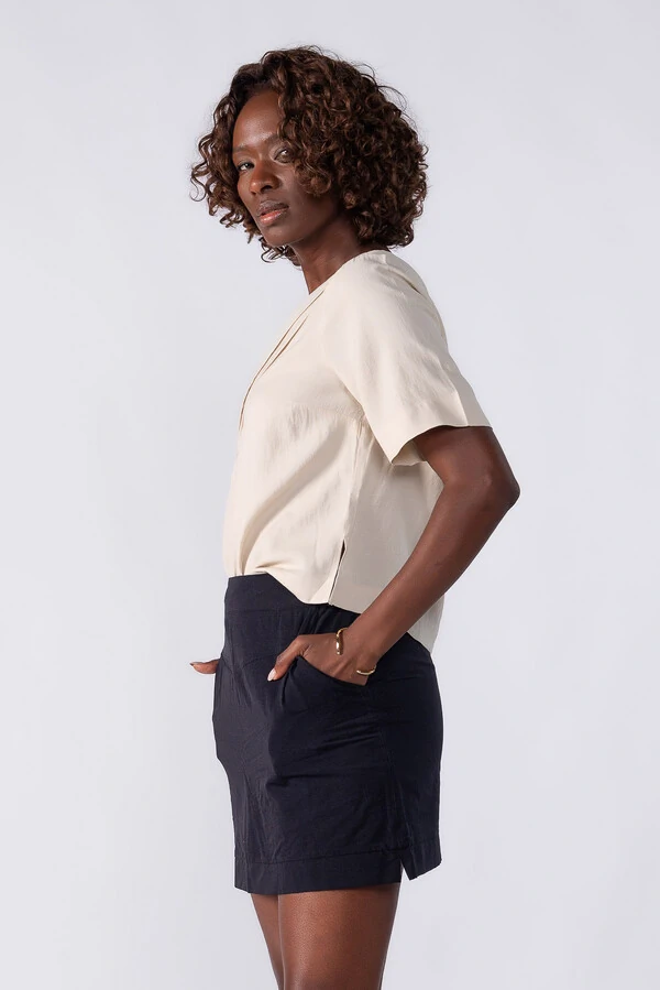 Blusa com detalhes em pregas no decote