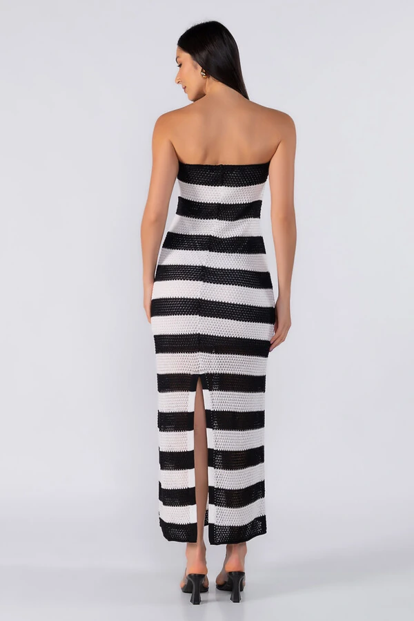 Vestido listrado em tricot tomara que caia
