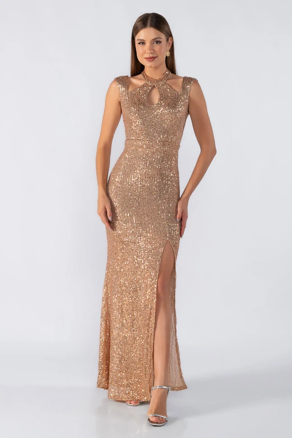 Vestido longo com recortes no decote